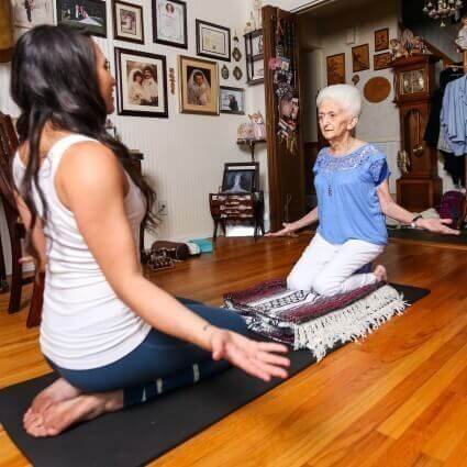 Aeldre kvinde der dyrker yoga