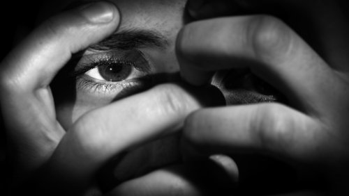 Person der kigger ud gennem sine fingre - undertrykte foelelser kan