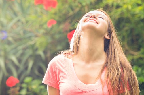 Kvinde der boejer hovedet bagover