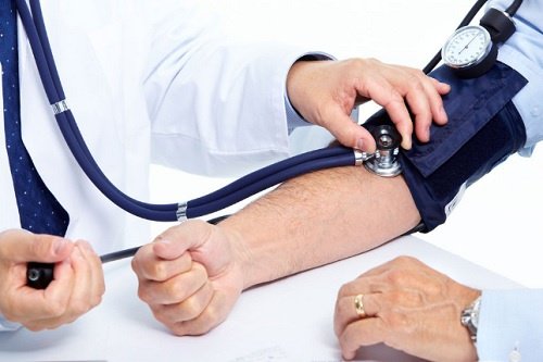 Mand der faar foretaget blodtryksmaaling