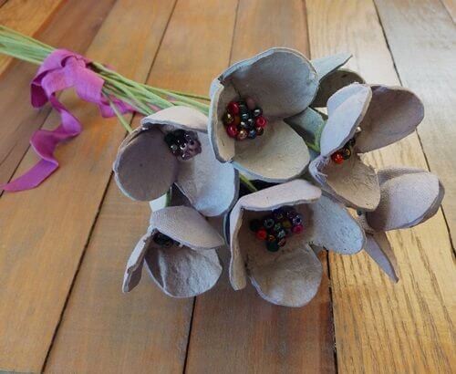 Genbruge æggebakker kunstige blomster.
