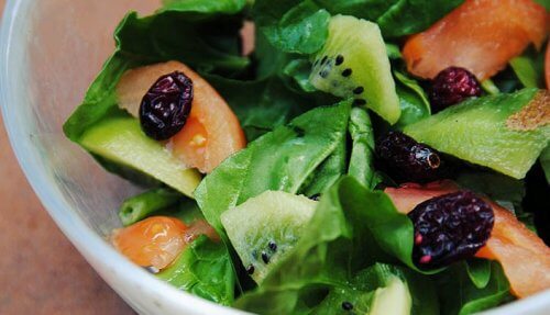 Kiwi i en salat