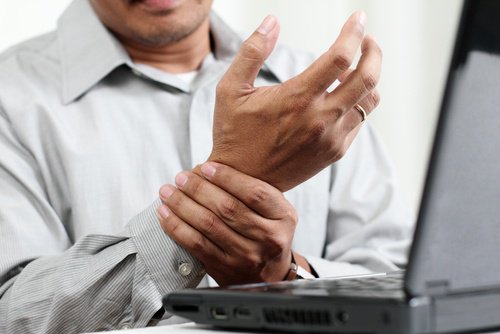 Du kan lindre karpaltunnelsyndrom som ofte opstår hos folk der arbejder meget ved computer