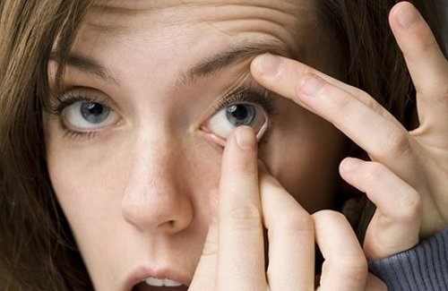 Kvinde der roerer ved sit oeje