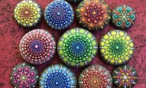 Sådan lindrer du stress ved at male på sten