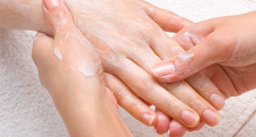 Husholdningsmidler mod ru og tørre hænder