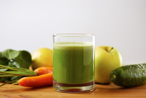 Tomat agurk og gulerod juice