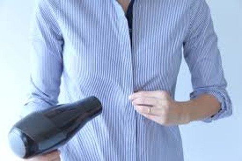 Kvinde der bruger en haartoerrer