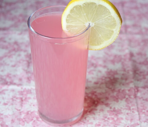 vand med citron og pink himalya salt