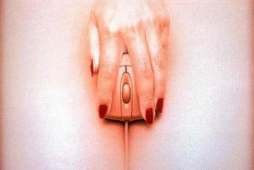 Kvinde der haar haanden paa en computermus