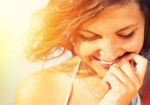 Kvinde der er glad - positive indstilling