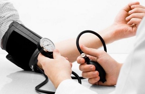 Kvinde der faar taget blodtryk