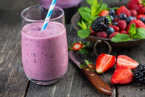Smoothie med jordbaer blaabaer og chiafroe