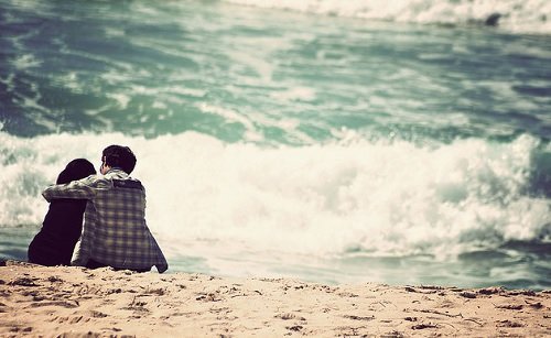 To personer paa stranden