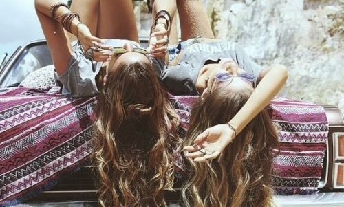 To veninder der ligger paa en bil