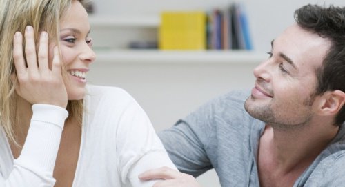 Kinde og mand der stirrer hinanden i oejnene