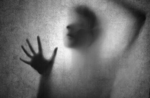 Person der laener sig op af noget glas