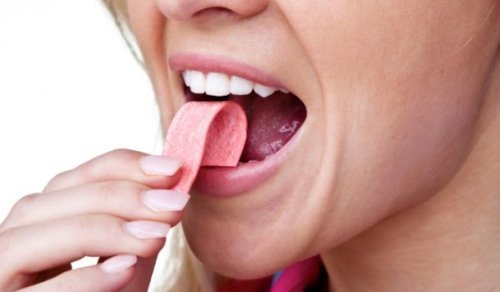 Kvinde der spiser tyggegummi