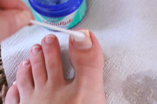 Person der paafoerer vaporub paa negl