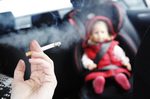 Uansvarlig forælder der ryger foran sin baby