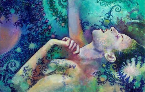 Ung kvinde der ligger ned