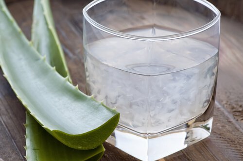 Glas med vand og aloe vera