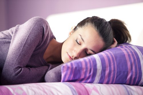 Ung kvinde der sover
