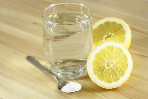 Citron, natron og vand