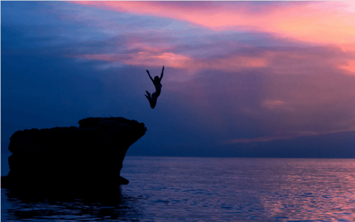 Kvinde der springer fra en klippe - frygtloest liv