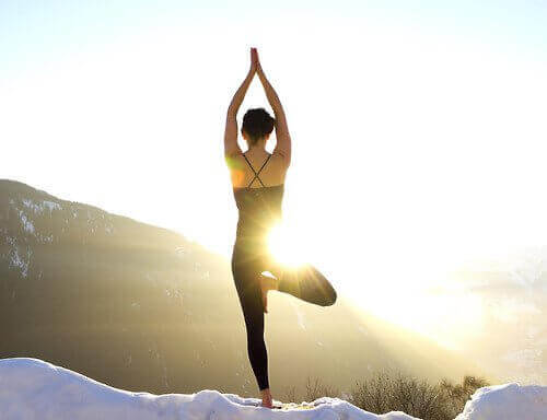 Kvinde dyrker yoga