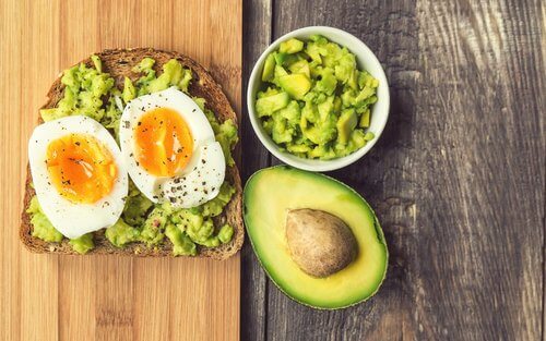 Avocado og æg på toast
