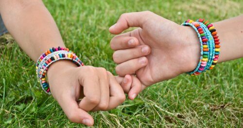 To personer der holder hinandens lillefinger