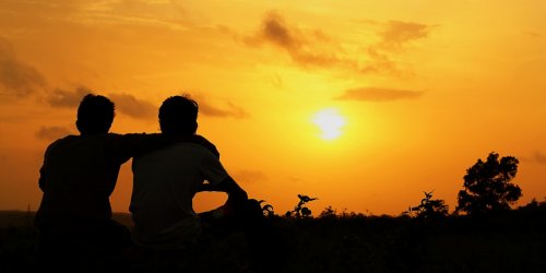 To personer der kigger paa solnedgangen