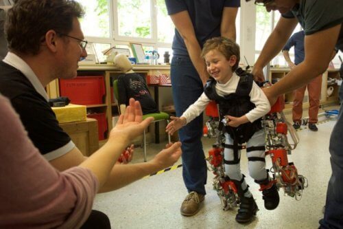Dette exoskelet kan hjælpe paraplegiske børn med at gå igen