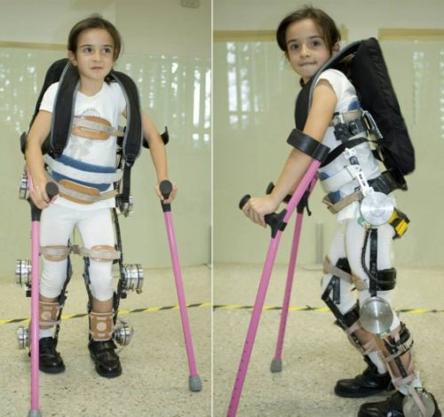 Lille pige med exoskelet