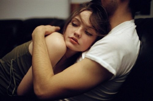 Mand der holder sin kaereste taet