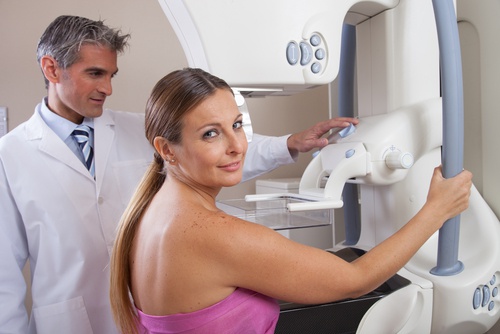 Kvinde der faar foretaget et mammogram