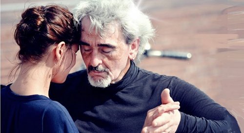 Aeldre mand der danser med en yngre kvinde