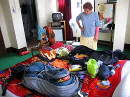 Kvinde der kigger paa en masse toej