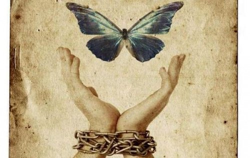 Haender med kaeder om haandledene