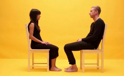 Par der sidder overfor hinanden