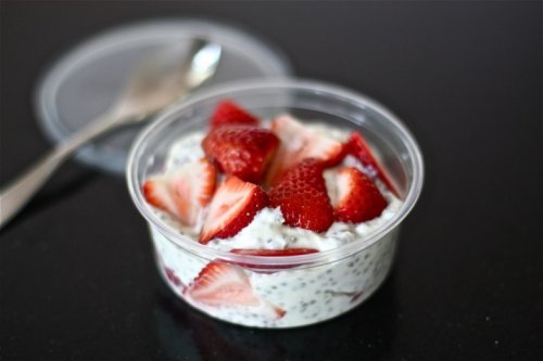 Jordbaer og yoghurt og chia froe