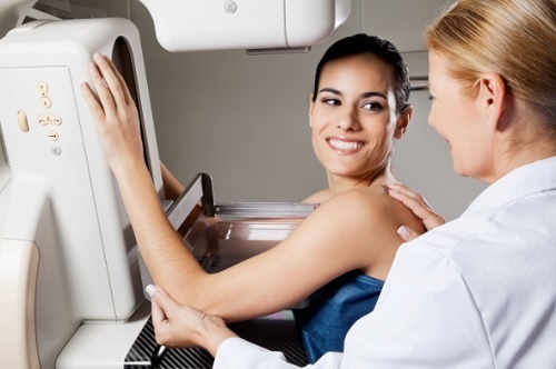 Kvinde faar foretaget mammografi