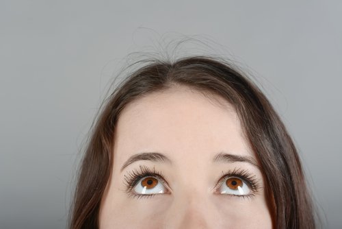 Kvinde der ser opad - overkomme tristhed