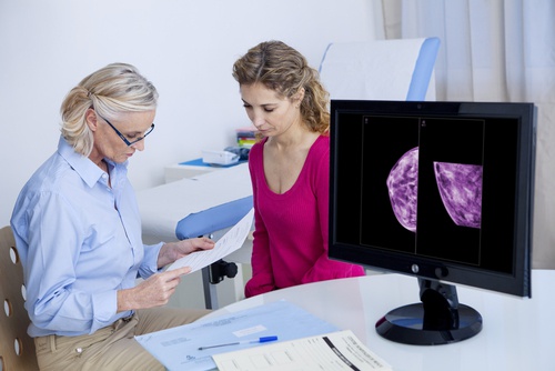 Kvinde er hos laegen og ser paa et mammogram