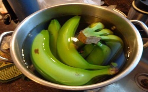 Groenne bananer i en skaal vand
