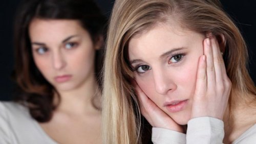 Ung kvinde der stirrer paa en anden kvinde