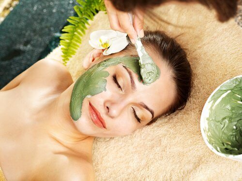 Kvinde der faar en maske paa