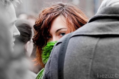 Kvinde der er halvt gemt bag en person