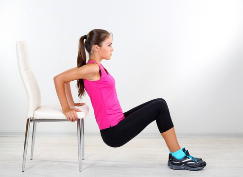 Kvinde der traener med en stol